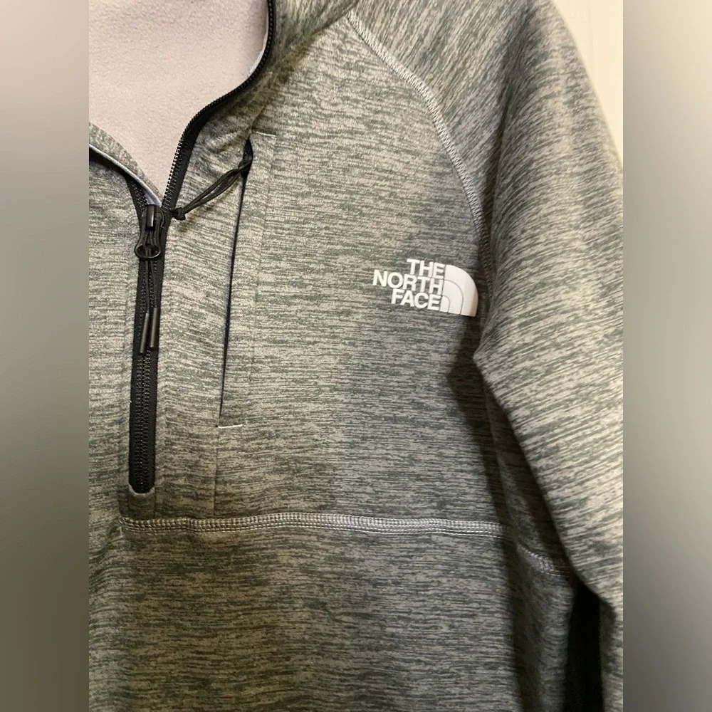 The North Face Mock neck 1/4 zip pull over fleece sweatshirt men's gray Sz S
